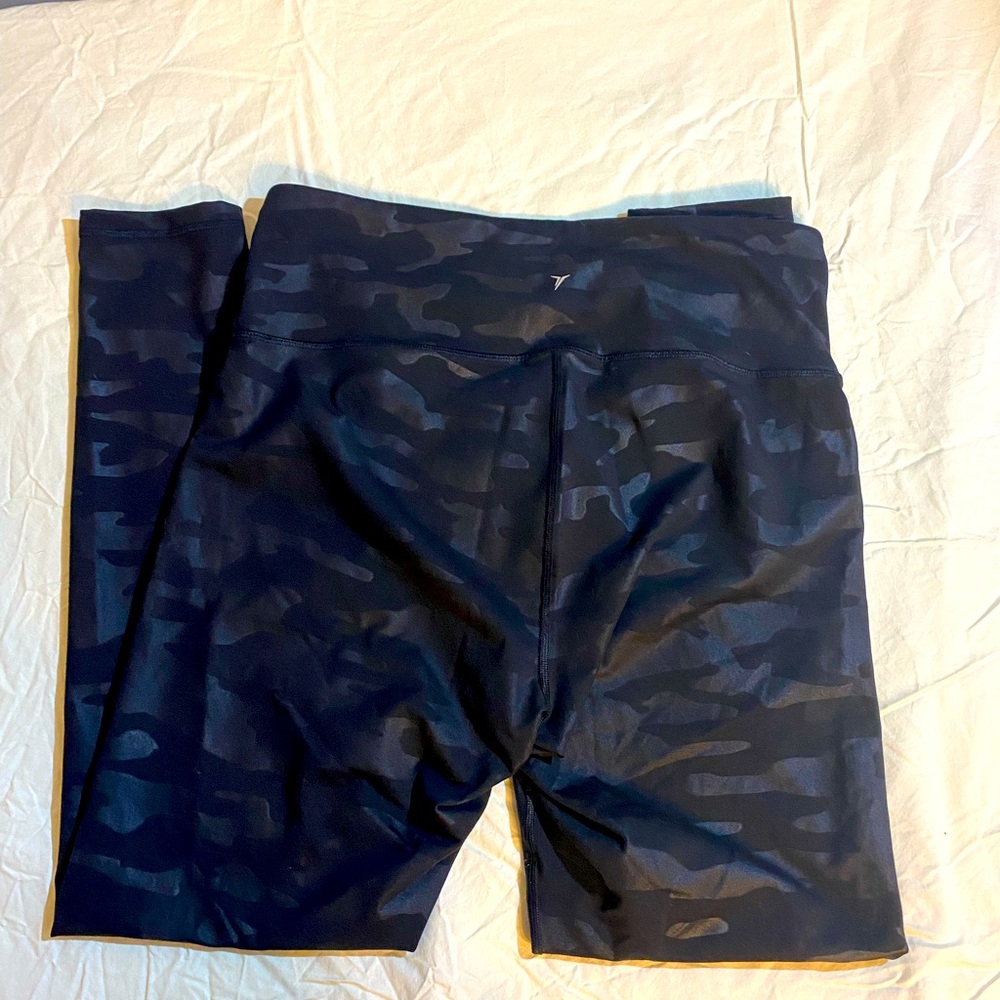 Old Navy High-Waisted Elevate 7/8-Length Leggings XL Tall EUC Black Camo detail